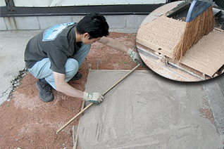 お庭の土を固める場所へ、ハイドサイドを平らに均そう! お庭の土を固める場所へ、ハイドサイドを平らに均そう!