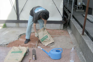 固まる砂ハイドサイドを敷き詰めます。 固まる砂ハイドサイドを敷き詰めます。